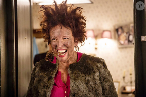 Roselyne Bachelot, les cheveux en pétard, dans la série Nos chers voisins sur TF1.