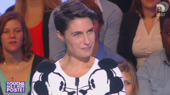 Alessandra Sublet sur le plateau de Touche pas à mon poste, sur D8, le lundi 16 décembre 2013.