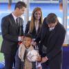 Cristiano Ronaldo et Iker Casillas lors du lancement de la campagne "A Noël aucun enfant sans cadeau" de la fondation de l'équipe du Real Madrid au stade Santiago Bernabeu de Madrid, le 16 décembre 2013
