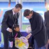 Cristiano Ronaldo et Iker Casillas offrent ses cadeaux à une petite fille lors du lancement de la campagne "A Noël aucun enfant sans cadeau" de la fondation de l'équipe du Real Madrid au stade Santiago Bernabeu de Madrid, le 16 décembre 2013