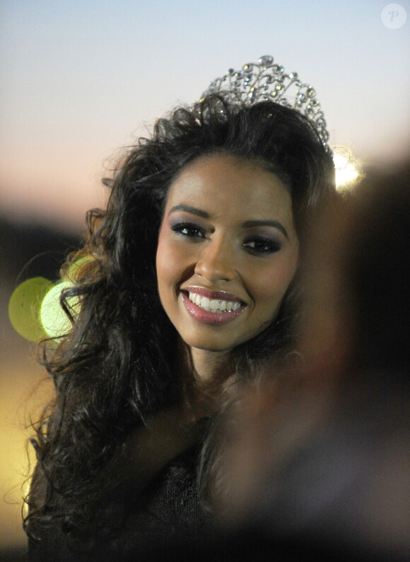 Exclusif - Première journée avec la nouvelle Miss France 2014, Flora Coquerel (19 ans), qui était Miss Orléanais à Paris le 8 décembre 2013. Flora est arrivée à l'hôtel "Shangri-La" puis a fait une interview pour la radio RTL plus tard en fin de journée Flora a posé lors d'une séance photo sur les bords de Seine pour le photographe Benjamin Decoin