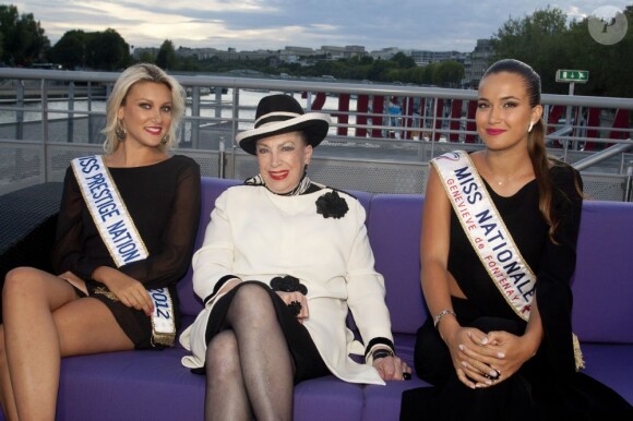 Geneviève de Fontenay entourée de Barbara Morel, Miss Nationale 2011, et Cristelle Roca, Miss Prestige national 2012, en août 2012 à Paris
