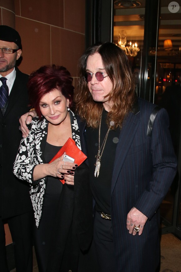 Ozzy Osbourne et sa femme Sharon Osbourne dans les rues de Londres, le 17 novembre 2013.