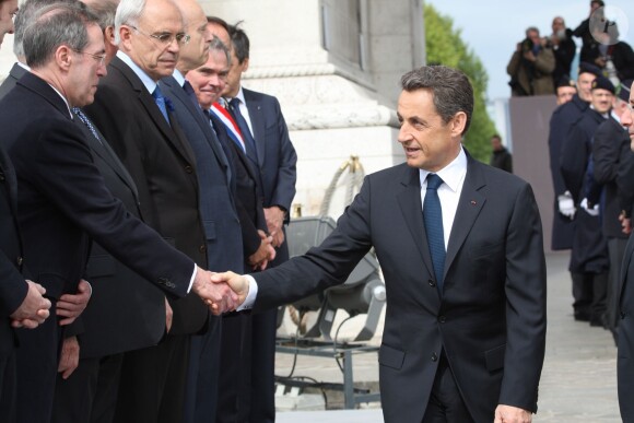 Nicolas Sarkozy et Claude Guéant au pied de l'Arc de Triomphe à Paris, le 8 mai 2012