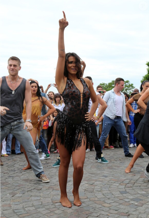 La chanteuse Shy'm et le danseur Chris Marques font le buzz au Sacré Coeur pour la prochaine saison de "Danse avec les stars" à Paris, le 2 juillet 2013.