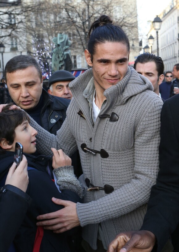 Exclusif - Edinson Cavani à la sortie du restaurant La Société à Paris, le 12 décembre 2013 à l'occasion d'un déjeuner organisé avec toute l'équipe par le président du PSG Nasser Al-Khelaïfi