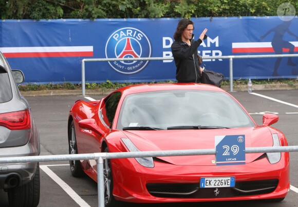 Exclusif - Edinson Cavani quitte le Camps des Loges avec sa Ferrari 458 Italia à Saint Germain en Laye le 15 septembre 2013