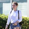 Miley Cyrus et son entourage débarquent sur le tarmac de l'aéroport de Miami, le 18 décembre 2013.