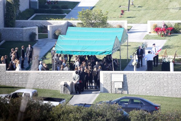 Les funérailles intimistes de Paul Walker au Forest Lawn Memorial Park à Hollywood, Los Angeles, le 14 décembre 2013.