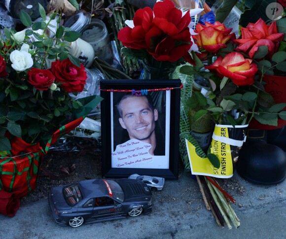 Hommages à Paul Walker sur les lieux du drame à Santa Clarita, près de Los Angeles, le 4 décembre 2013.