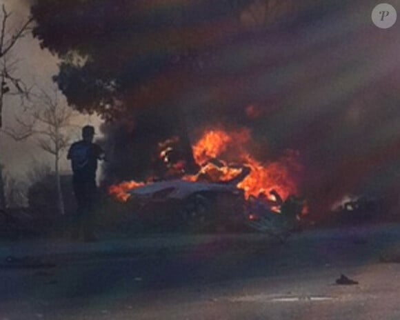 Paul Walker, 40 ans, victime d'un crash à bord d'une Carrera GT à Santa Clarita, près de Los Angeles, le 30 novembre 2013. La voiture a d'abord heurté un lampadaire, puis un arbre, avant de prendre feu. Ce sont les flammes qui ont tué Paul Walker.