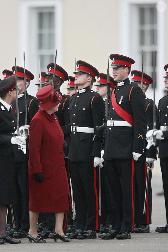 Le prince William lors de la parade marquant la fin de sa formation à l'académie royale militaire de Sandhurst, le 15 décembre 2006