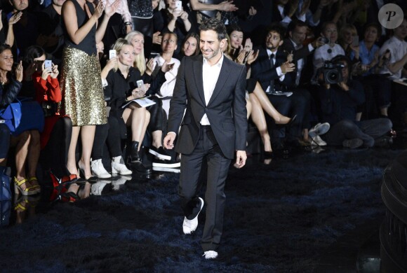 Marc Jacobs à l'issue du défilé printemps-été 2014 de Louis Vuitton, son dernier à la direction artistique de la marque française. Paris, le 2 octobre 2013.