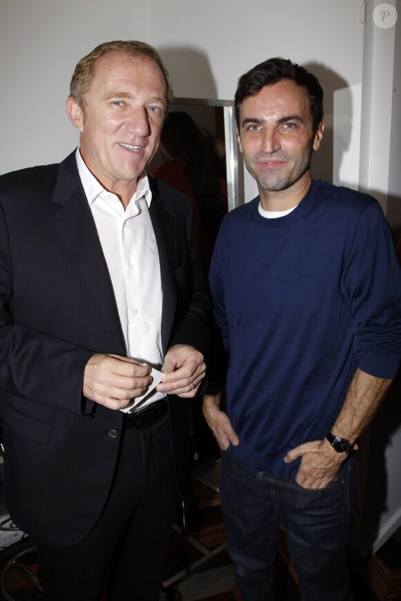Nicolas Ghesquière (à droite), ici photographié avec François-Henri Pinault, est le nouveau directeur artistique de la ligne femme de Louis Vuitton.