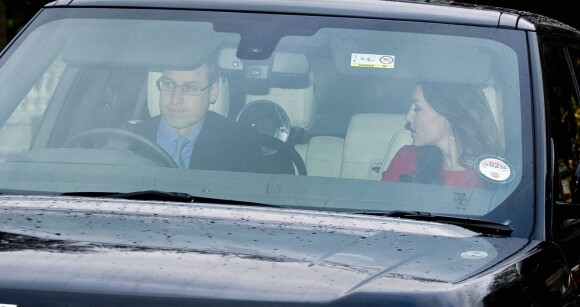 Le prince William, Kate Middleton, duchesse de Cambridge, et leur fils le prince George de Cambridge à Buckingham Palace le 18 décembre 2013 pour le déjeuner de Noël en famille offert par la reine Elizabeth II