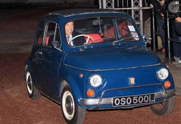 David Armstrong-Jones, vicomte Linley quittant en Fiat 500 vintage Buckingham Palace le 18 décembre 2013 après le déjeuner de Noël en famille offert par la reine Elizabeth II