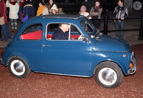 David Armstrong-Jones, vicomte Linley repartant en Fiat 500 vintage de Buckingham Palace le 18 décembre 2013 après le déjeuner de Noël en famille offert par la reine Elizabeth II