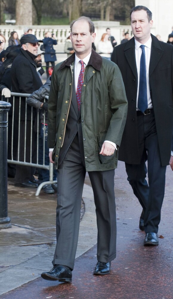 Le prince Edward, comte de Wessex, arrivant à pied à Buckingham Palace le 18 décembre 2013 pour le déjeuner de Noël en famille offert par la reine Elizabeth II