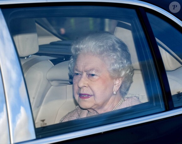 La reine Elizabeth II à Buckingham Palace le 18 décembre 2013 pour le traditionnel déjeuner de Noël en famille
