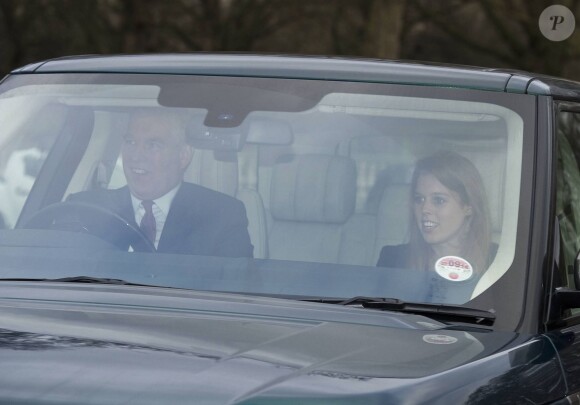Le prince Andrew, duc d'York, et sa fille la princesse Beatrice arrivant à Buckingham Palace le 18 décembre 2013 pour le déjeuner de Noël en famille offert par la reine Elizabeth II