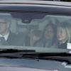 Lady Helen Windsor Taylor et son mari Timothy Taylor arrivant à Buckingham Palace le 18 décembre 2013 pour le déjeuner de Noël en famille offert par la reine Elizabeth II