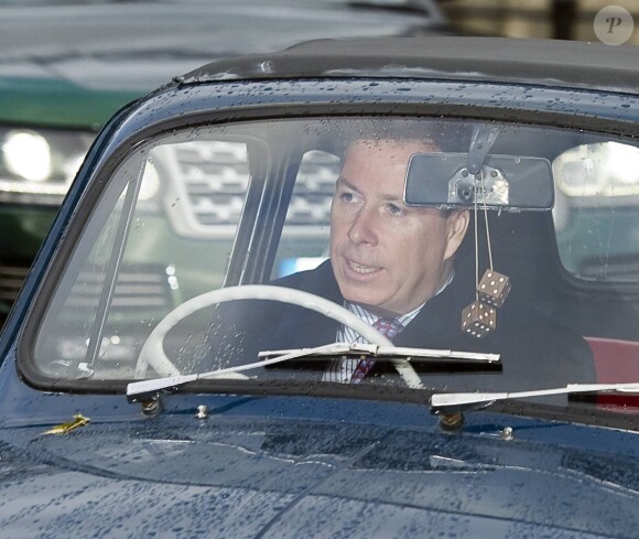 Lord Linley arrivant en Fiat 500 à Buckingham Palace le 18 décembre 2013 pour le déjeuner de Noël en famille offert par la reine Elizabeth II