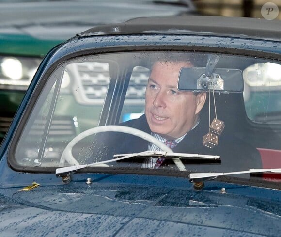 Lord Linley arrivant en Fiat 500 à Buckingham Palace le 18 décembre 2013 pour le déjeuner de Noël en famille offert par la reine Elizabeth II