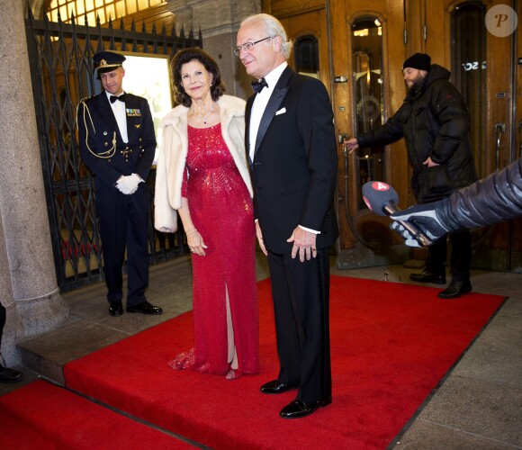 La reine Silvia de Suède arrive avec le roi Carl XVI Gustaf au Théâtre Oscar à Stockholm le 19 décembre 2013 pour la soirée spéciale en l'honneur de ses 70 ans