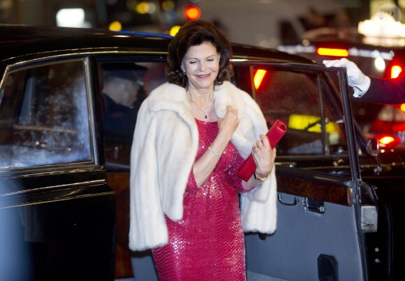 La reine Silvia de Suède arrive au Théâtre Oscar à Stockholm le 19 décembre 2013 pour la soirée spéciale en l'honneur de ses 70 ans