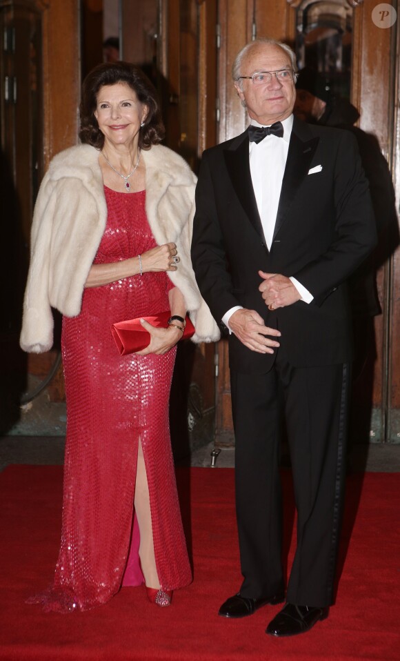 Le roi Carl XVI Gustaf de Suède et la reine Silvia au Théâtre Oscar à Stockholm le 19 décembre 2013 pour la soirée spéciale en l'honneur des 70 ans de la reine.