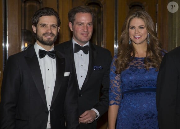 Le prince Carl Philip avec la princesse Madeleine, enceinte, et son époux Chris O'Neill au Théâtre Oscar à Stockholm le 19 décembre 2013 pour la soirée spéciale en l'honneur des 70 ans de la reine Silvia de Suède.