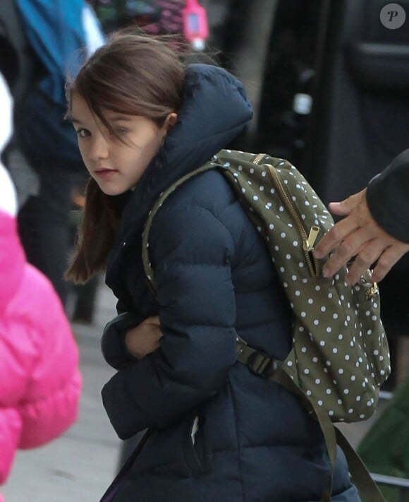 Suri Cruise arrive à son école à New York. Le 19 décembre 2013.