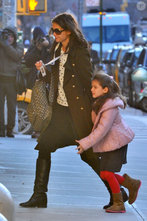 Katie Holmes et Suri à la sortie de l'école, à New York, le 11 décembre 2013.