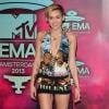 Le look désastreux de Miley Cyrus aux MTV Europe Music Awards 2013, composée d'une robe vintage à l'effigie des rappeurs Notorious B.I.G et Tupac, et de bottes à damier Tom Ford. Amsterdam, le 10 novembre 2013.