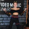 Miley Cyrus, déjantée sur le tapis rouge des MTV Video Music Awards 2013, porte un ensemble Dolce & Gabbana et des souliers Giuseppe Zanotti. Brooklyn, le 25 août 2013.