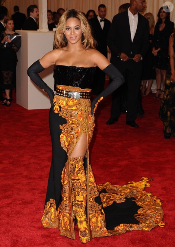 Beyoncé Knowles, littéralement brûlante dans sa tenue Givenchy lors du MET Gala. New York, le 6 mai 2013.