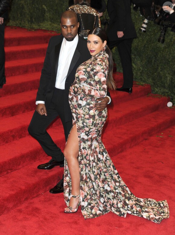 Kim Kardashian, enceinte et accompagnée de Kanye West pour sa première participation au MET Gala, a suscité quelques moqueries à cause de sa tenue florale élaborée par Riccardo Tisci pour Givenchy. New York, le 6 mai 2013.