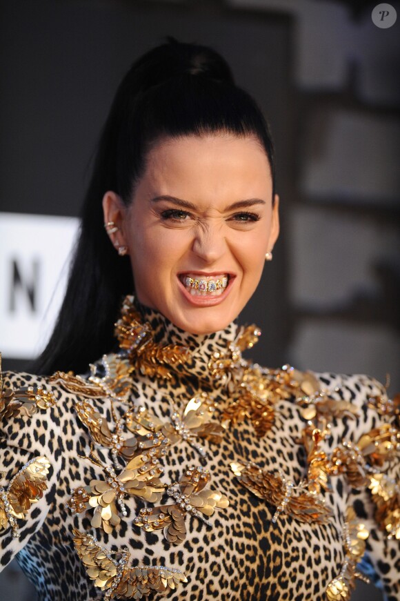 Katy Perry, habillée d'une robe Emanuel Ungaro sur le tapis rouge des MTV Video Music Awards 2013, dévoile sa jolie "grill" en diamant sur laquelle est inscrite "ROAR", titre de sa chanson. Brooklyn, le 25 août 2013.