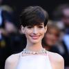 Les coutures mal placées de la robe Prada portée par Anne Hathaway aux Oscars 2013 ont placé l'actrice parmi les ratés du tapis rouge. Los Angeles, le 24 février 2013.