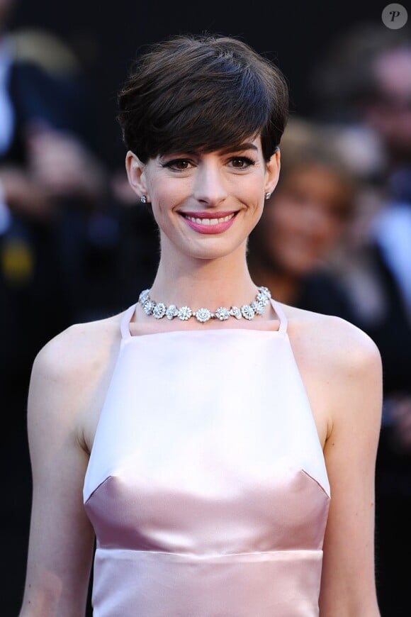 Vidéo Les Coutures Mal Placées De La Robe Prada Portée Par Anne Hathaway Aux Oscars 2013 Ont