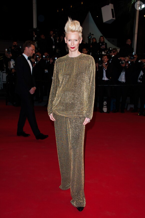 Lors du Festival de Cannes, les stars scintillent de beauté. Tilda Swinton le prouve à l'occasion d'une montée des marches, habillée d'un ensemble doré Haider Ackermann. Le 25 mai 2013.