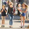 Reese Witherspoon emmène ses enfants Ava, Deacon, et Tennessee déjeuner à Westwood, le 20 décembre 2013