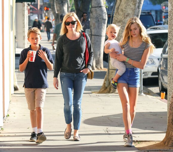 Reese Witherspoon emmène ses enfants la superbe Ava, le craquant Deacon, et l'adorable Tennessee déjeuner à Westwood, le 20 décembre 2013