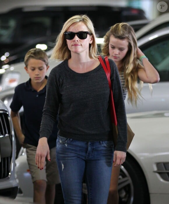 La belle Reese Witherspoon emmène ses enfants Ava, Deacon, et Tennessee déjeuner à Westwood, le 20 décembre 2013