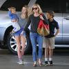 Reese Witherspoon emmène ses enfants Ava, Deacon, et Tennessee déjeuner à Westwood, le 20 décembre 2013. Ava est une parfait grande soeur pour le petit Tennessee