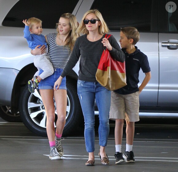 Reese Witherspoon emmène ses enfants Ava, Deacon, et Tennessee déjeuner à Westwood, le 20 décembre 2013. Ava est une parfait grande soeur pour le petit Tennessee