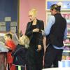 Gwen Stefani, enceinte, son mari Gavin Rossdale et leurs fils Kingston et Zuma achètent des glaces a "Baskin Robbins" à Brentwood, le 22 décembre 2013.