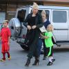 Gwen Stefani, enceinte, son mari Gavin Rossdale et leurs fils Kingston et Zuma se promènent dans le quartier de Brentwood, le 22 décembre 2013.