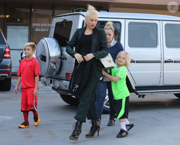 Gwen Stefani, enceinte, son mari Gavin Rossdale et leurs fils Kingston et Zuma se promènent dans le quartier de Brentwood, le 22 décembre 2013.