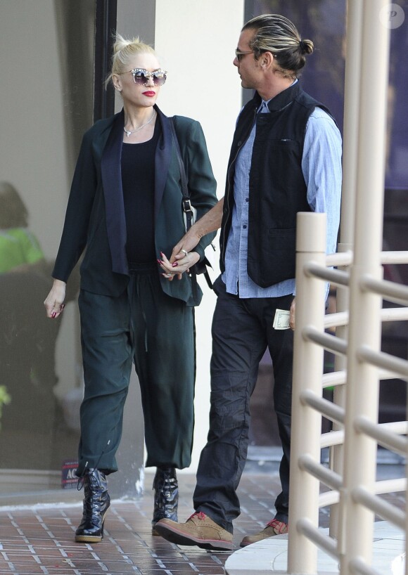 Gwen Stefani, enceinte, son mari Gavin Rossdale se promènent en famille dans le quartier de Brentwood, le 22 décembre 2013.